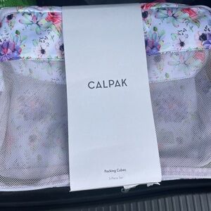 CALPAK packing cubes set
